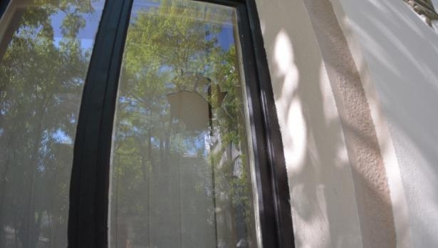 Ченгета търсят бандит изпотрошил прозорците на къща във Видинско научи