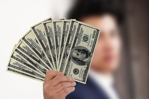 По погрешка банка преведе на клиент 81 000 000 000 000 долара вместо 280
