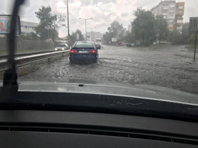 Пороен дъжд наводни Бургас. Улиците се превърнаха в реки, а