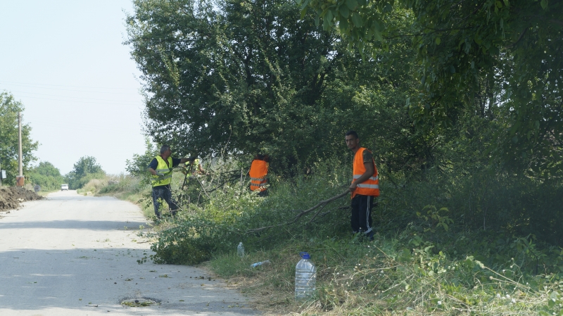 Започна почистването на пътя между мездренските села Горна Кремена и