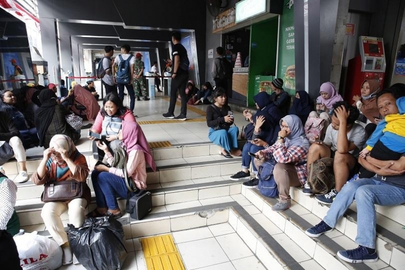 Милиони хора на гъсто населения индонезийски остров Ява останаха без