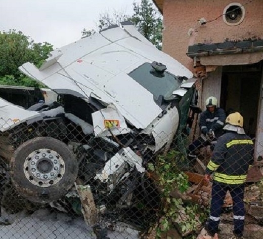 ТИР се вряза в къща в монтанското село Доктор Йосифово