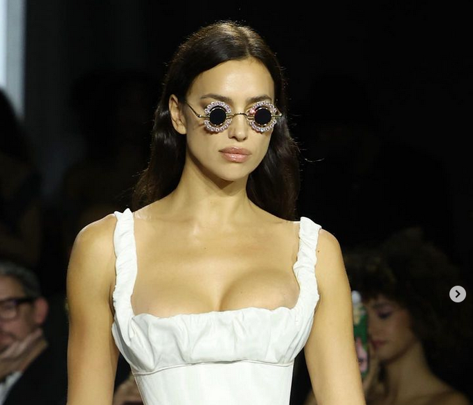 Ирина Шейк знае как да прикове всички погледи и отново