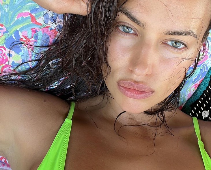 Руският супермодел Ирина Шейк определено няма задръжки като последните снимки