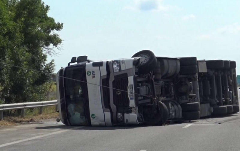 ТИР се е преобърнал на автомагистрала Хемус съобщиха от полицията