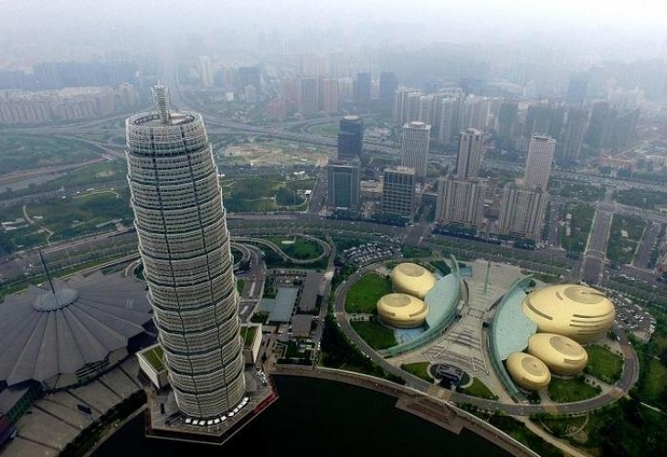 Най малко 18 души бяха ранени след като автобусче се вряза