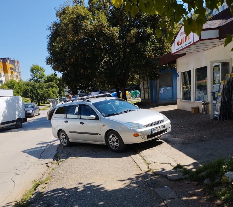 Несъобразителен шофьор е паркирал колата си на тротоар пред магазин