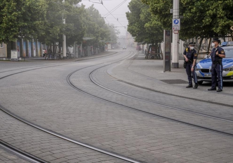 Германската полиция обяви че издирва с хеликоптер мъж намушкал тази