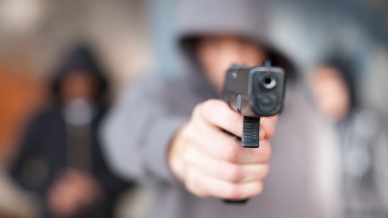 17 годишен младеж е насочил пистолет към майка си и я