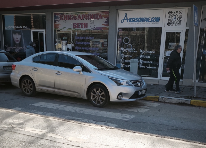 Наглост! Тарикат паркира колата си върху пешеходна пътека във Враца /снимка/