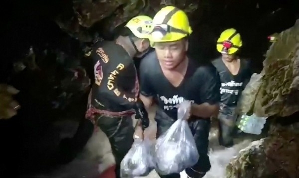 Спасителите са пробили повече от сто дупки в повърхността на