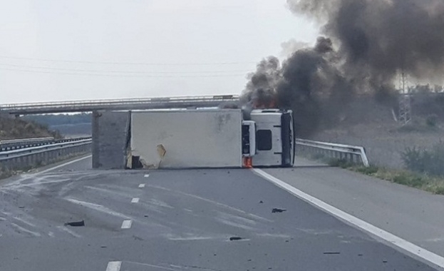 Камион се е обърнал и пламнал на АМ Тракия малко