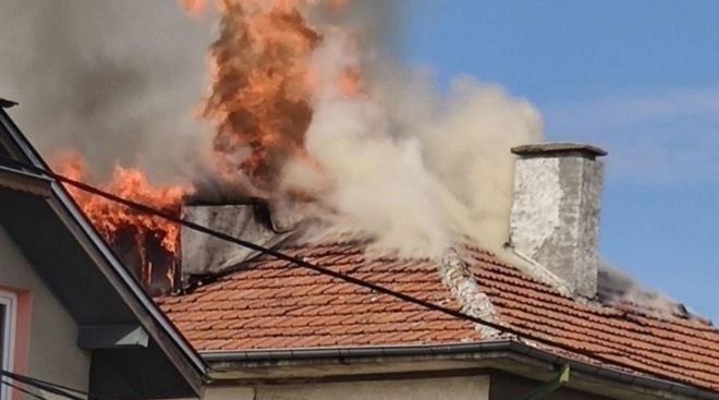 Психично болна жена запали къщата на майка си във Врачанско