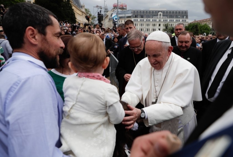 Папа Франциск отново наруши протокола и в типичния за него