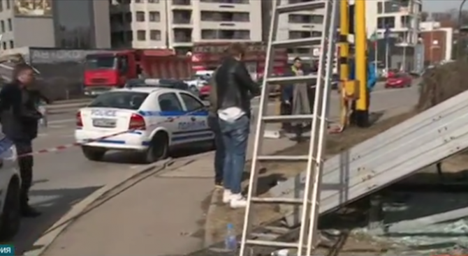 Билборд падна в София, има ранен
