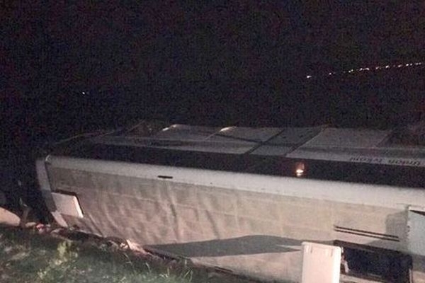 Пътнически автобус на фирма Юнион Ивкони е излязъл от платното на