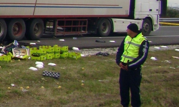 Румънски ТИР и микробус се удариха леко на пътя Русе Велико