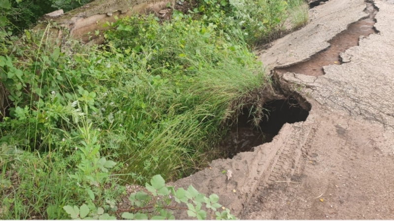 Пропадналият при наводнения пътен участък от Черно поле към главен