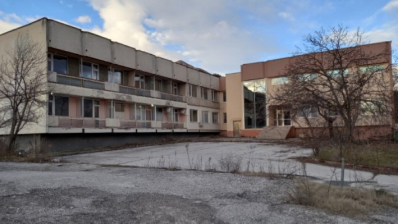 Сградата на частната болница Вива Медика, затворена заради източване на