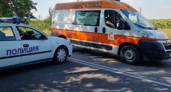 Пореден инцидент! Кола се заби в бус на пътя Враца-Оряхово, пострадало е дете