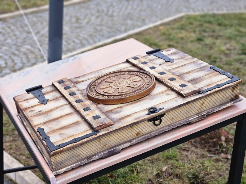 Патриотична книга е поставена в центъра на Берковица по случай