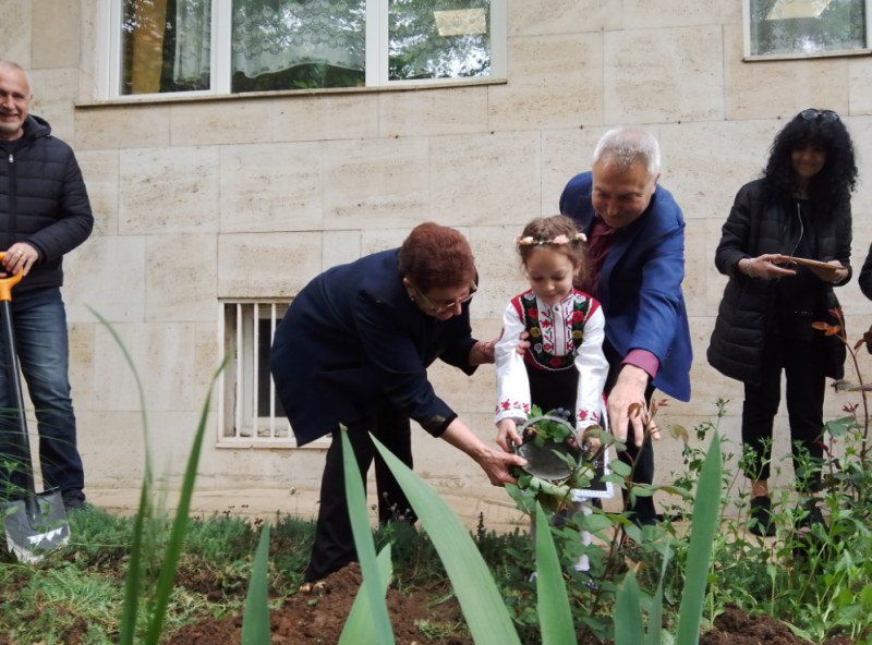 Дарители бивши и настоящи служители и гости сложиха началото на