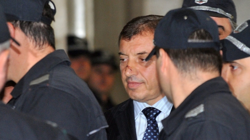 5 има дилъри на възраст от 22 до 30 години бяха