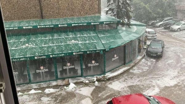 Силен дъжд и градушка паднаха в София, мълния удари мъж в "Младост" /снимки/