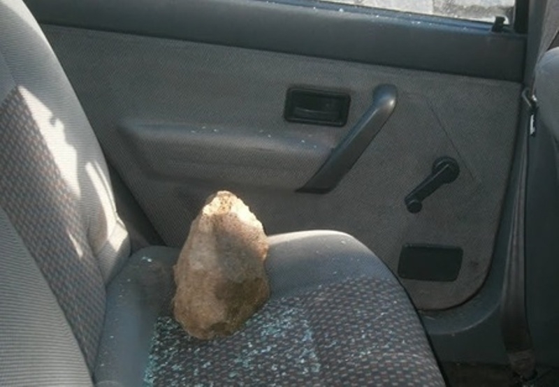 Скален къс се стовари върху кола във Врачанско съобщиха от