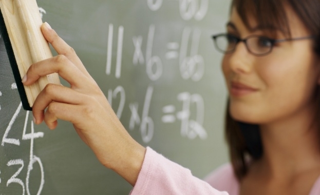 Просветното министерство води разговори със синдикатите за започването на програма