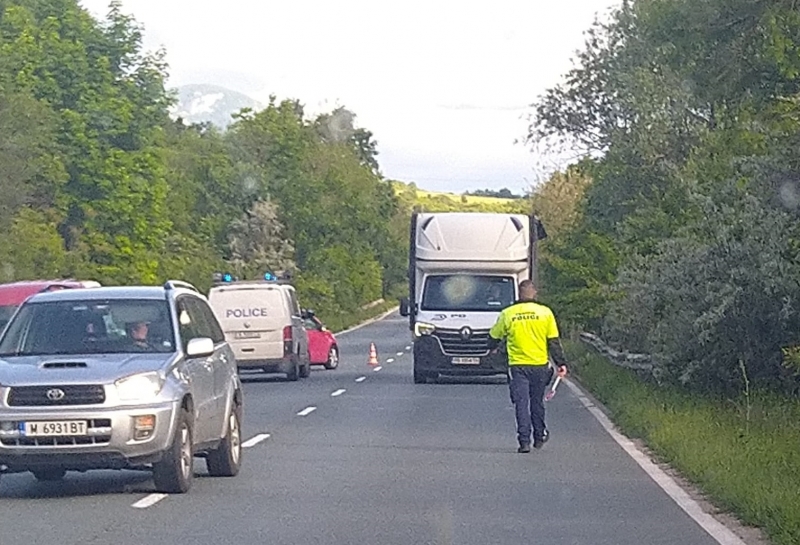 Жена е пострадала при катастрофа с тежкотоварен автомобил на път