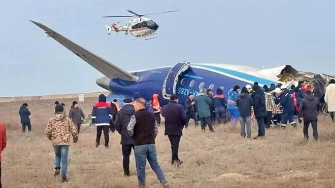 Разбилият се самолет в Казахстан може да е умишлено свален /снимки/