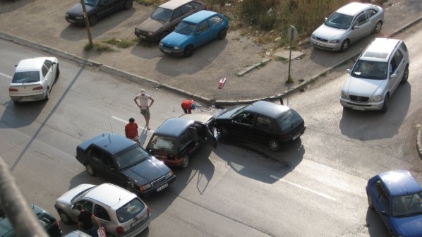 Неправоспособен водач е блъснал детска количка в Елена при нелеп