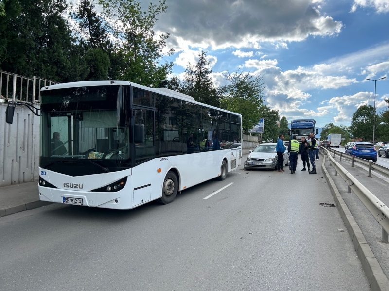 От последните минути! Тройна катастрофа затвори подлеза при ж.п. гарата ...