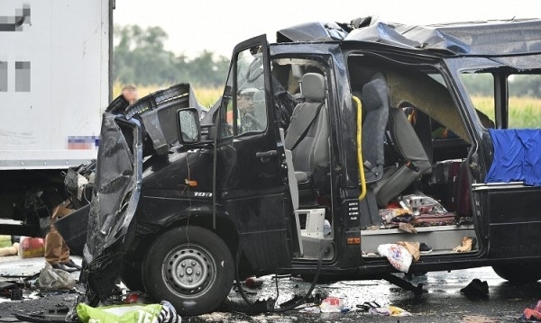 Шофьор загина а жена е с опасност за живота след