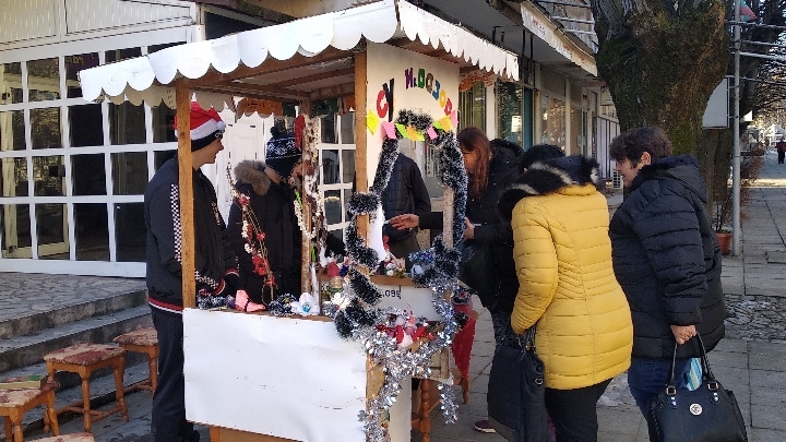Коледен базар организираха деца от средно училище Иван Вазов във