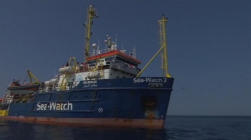 Корабът Сий уоч 3 акостира в пристанището на италианския остров Лампедуза