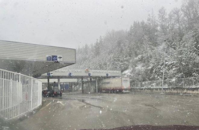 Задържаните в събота към обяд на македонския ГКПП Деве баир трима