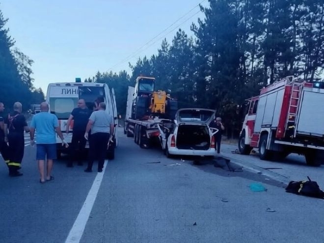 Кола се е ударила в спрял камион двама души са