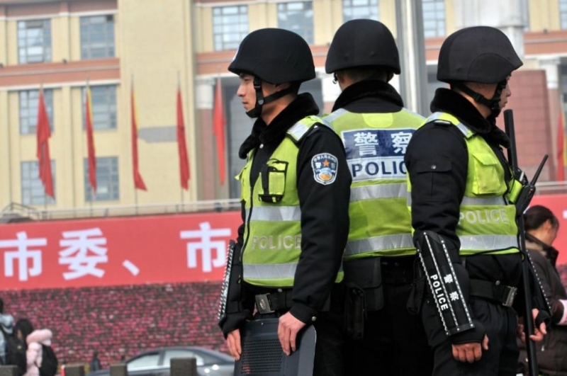 Мъж въоръжен с нож уби двама души и рани още