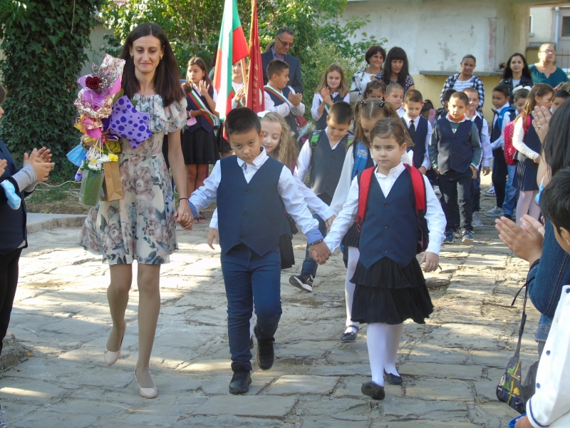 2459 ученици от които 204 първокласници прекрачиха прага на родното