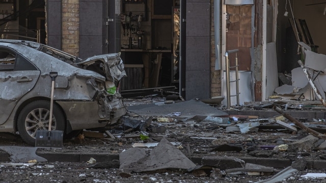 Двама души загинаха при удар срещу 15 етажен жилищен блок в