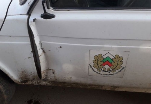 Пиян удари служебна кола на горските служители, избяга и се скри в село Долна Рикса