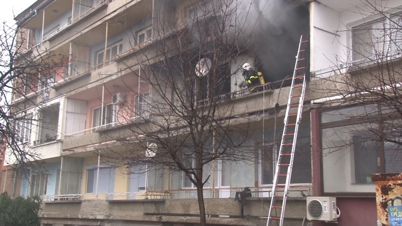 Огнеборци на крак! Цигара подпали апартамент в центъра на Козлодуй
