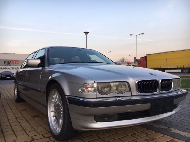 Служители на РУ Костинброд задържаха двама столичани заредили голямо количество