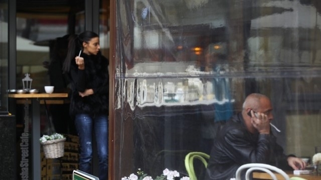 Във временните помещения пред заведенията оградени често с найлонови стени