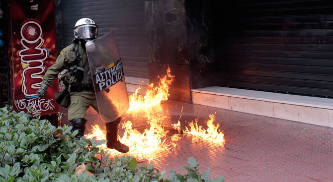 Светкавично нападение с коктейли Молотов са извършили маскирани лица над