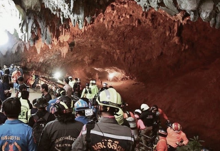 В ход e операцията по извеждането на децата блокирани в