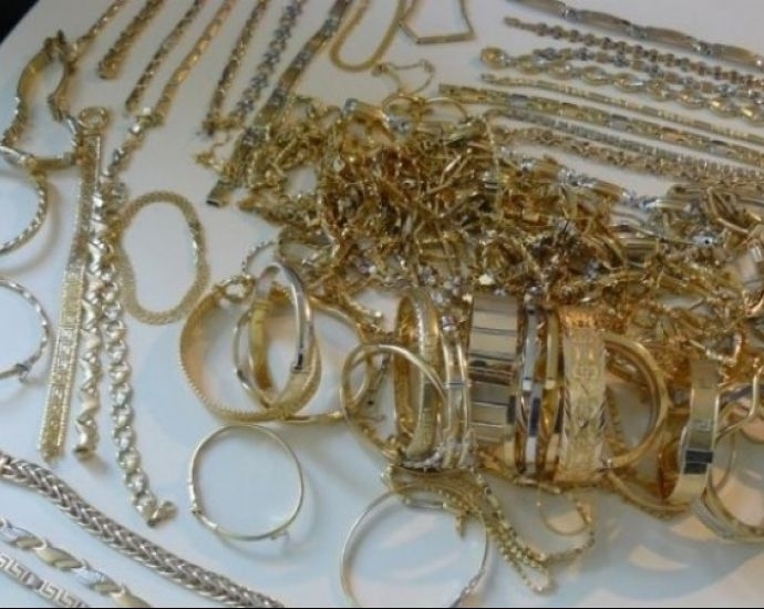 Българите започнаха да залагат телевизори телефони и злато за да