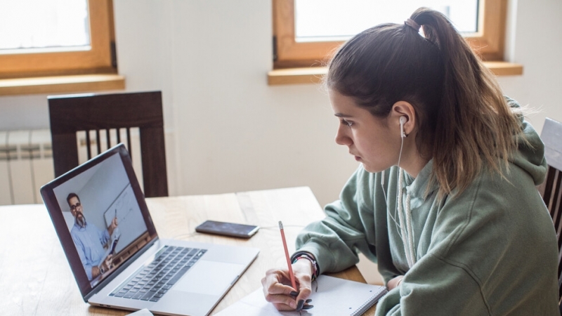 Учениците които все още се обучават онлайн заради отказ да